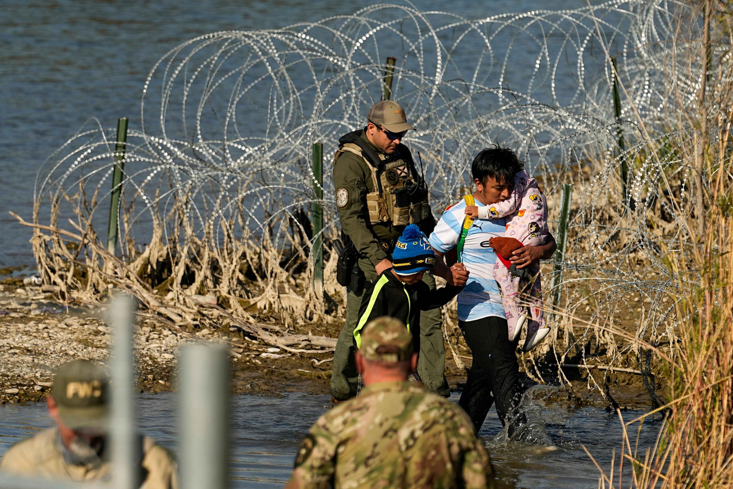The US Supreme Court ruled that federal Border Patrol agents can remove the razor-wire barricades Texas erected along the U.S.-Mexico border near Eagle Pass.