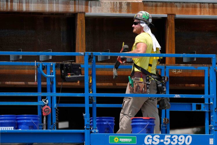 A recent survey by the New York Federal Reserve indicates a growing dissatisfaction among US workers regarding their employment compensation.