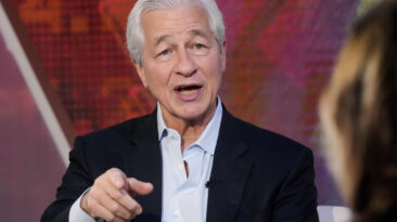 JPMorgan Chase CEO Jamie Dimon sold 133,639 shares valued at $31.5 million after company stock fell by 0.4% following a downgrade from StockNews.com.