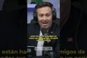 Male host wearing large headphones speaks into a microphone during a podcast; yellow Spanish subtitles appear on screen.