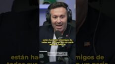 Male host wearing large headphones speaks into a microphone during a podcast; yellow Spanish subtitles appear on screen.