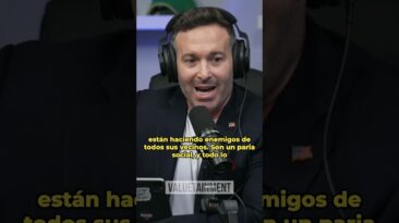 Male host wearing large headphones speaks into a microphone during a podcast; yellow Spanish subtitles appear on screen.