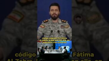 Military officer at a podium delivering a speech; split-screen shows a panel discussion below, with subtitles mentioning 'código sagrado Ya Fátima Al-Zahra'