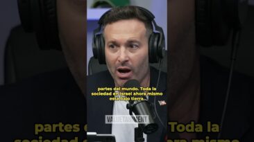 Host wearing large over-ear headphones speaks into a microphone during a podcast interview; Spanish subtitles are visible on screen.