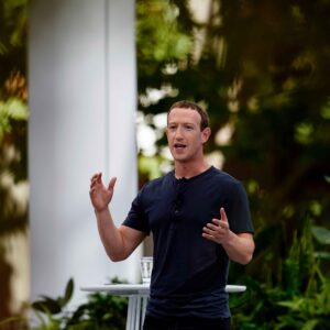 Facebook founder Mark Zuckerberg is reportedly building a $100 million compound complex in Hawaii that includes an underground bunker.